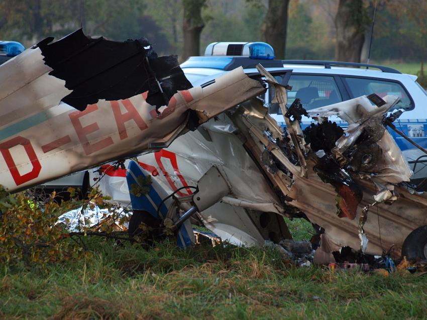 Kleinflugzeug abgestuerzt Sankt Augustin Meindorf P301.JPG